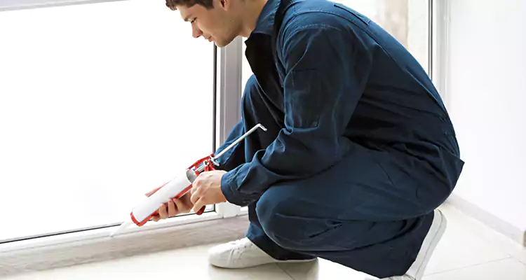 Window Glass Caulk Repair in Callaway, FL
